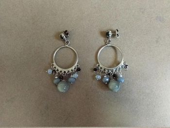 Boucle d'oreilles fantaisie pendantes style créole avec des perles