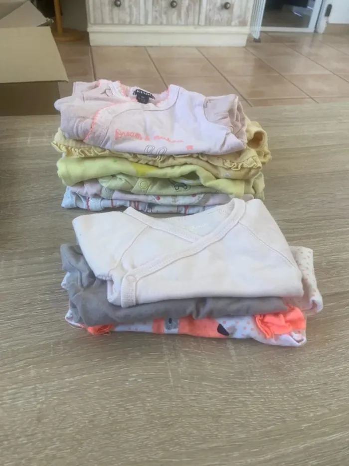 Lot fille 1 mois (9 pièces)