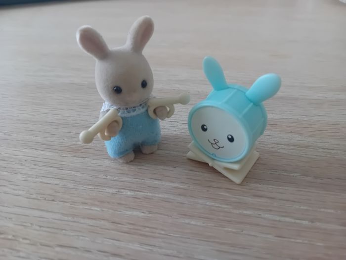 Sylvanian Families bébé lapin crème et son tambour - Neuf