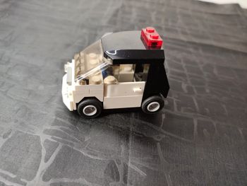 Petite voiture noire et blanche LEGO