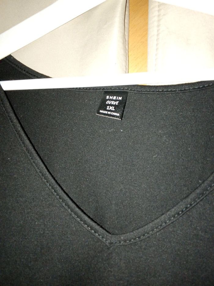 Tee shirt noir coeur blanc Shein Taille 42 - photo numéro 2
