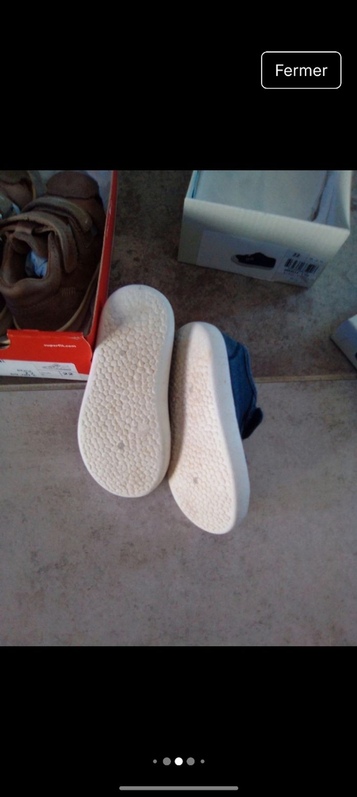 Une paire de sandales marque super fit couleur beige taille 22 
Une paire de basket bleu marque creeks taille 22 - photo numéro 4