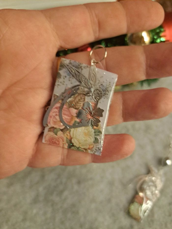 Boucles d'oreilles pendante avec pendentif florale résine - photo numéro 7