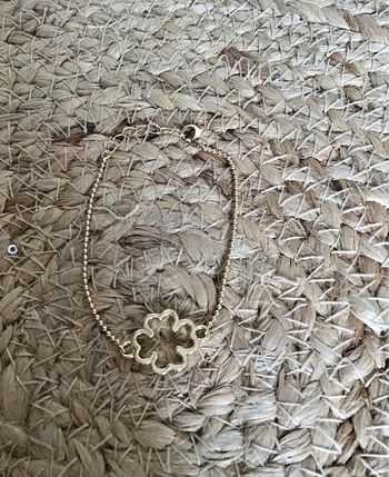 Jolie gourmette dorée avec trèfles a 4 feuilles