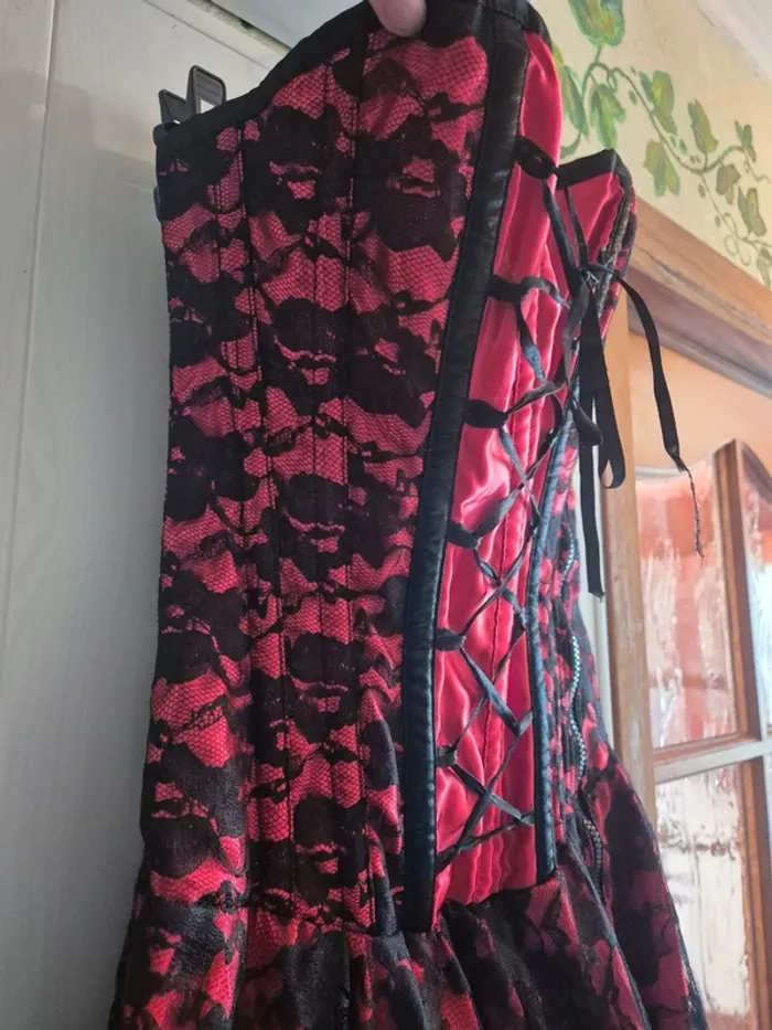 Robe gothique rouge avec dentelle - photo numéro 3