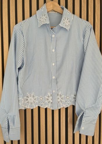 Chemise rayée bleue et blanche à broderies
