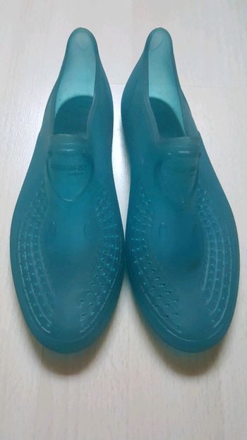 chaussures de plage bleues