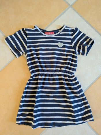 Robe marinière et coeur tissaia bon état 5 ans été