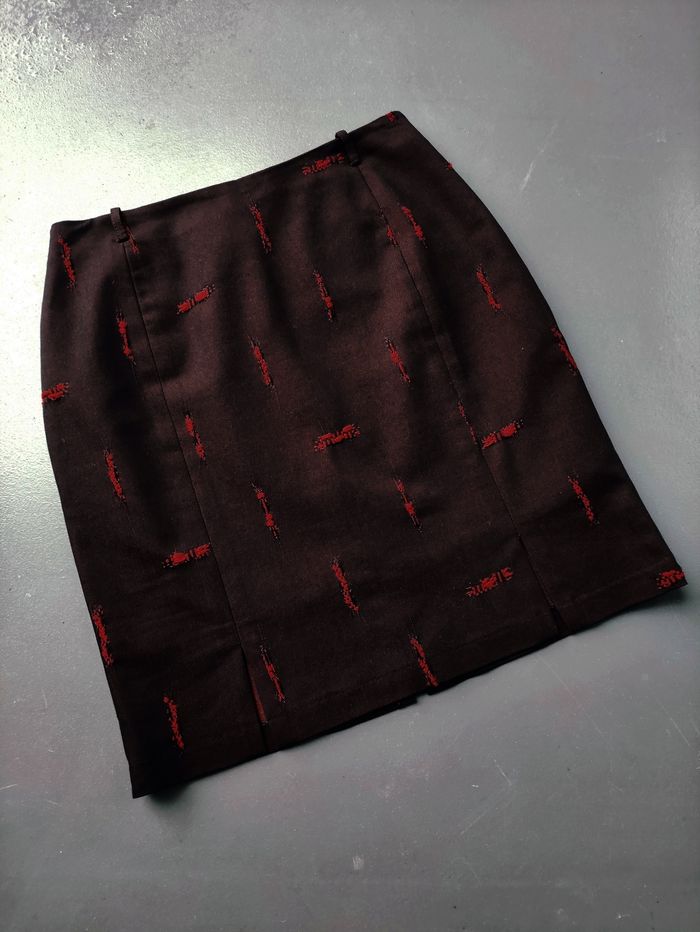 Jupe noire avec reflet et motifs rouges