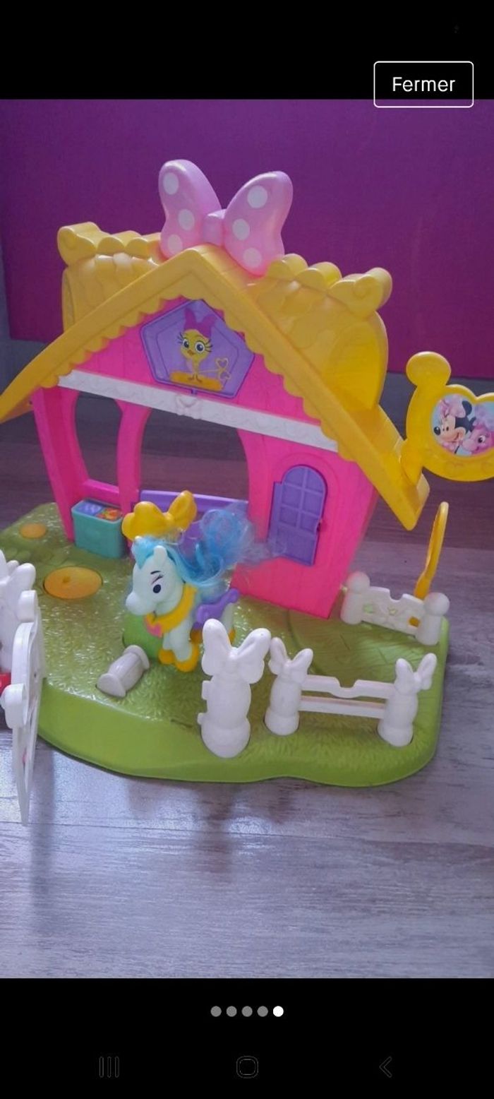 Maison minnie avec personnage - photo numéro 4
