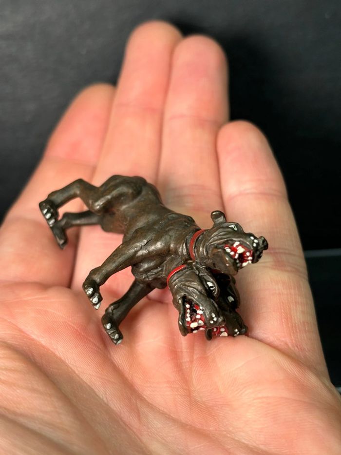 Petite figurine plastoy cerbère chien à trois têtes monstres mythique - photo numéro 6