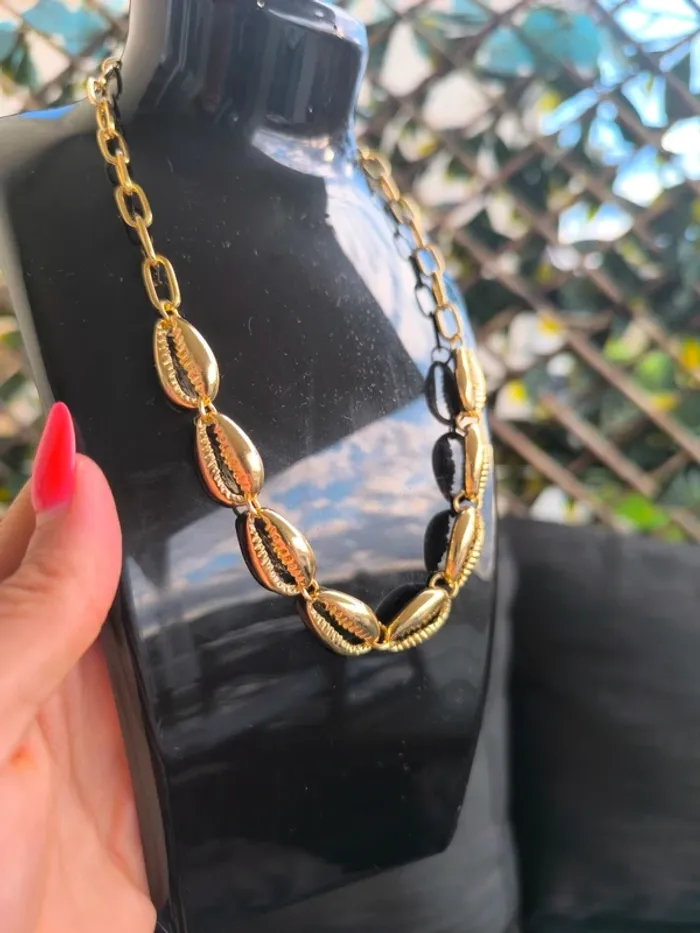 Collier coquillage doré , neuf, idée cadeau