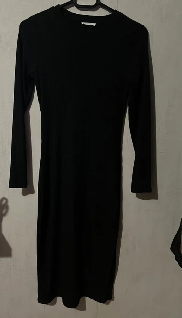 Jolie robe noire côtelé
