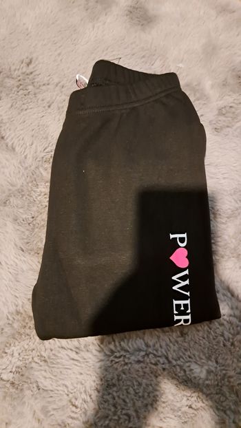 Bas de jogging Bas de jogging 
Je n accepte aucune offre 
Taille 14 ans
Jamais mis