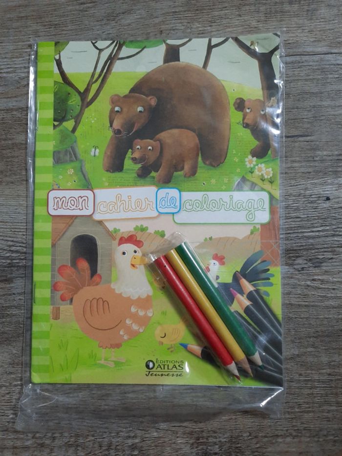 Mon cahier de coloriage avec 3 crayons de couleurs. Éditions Atlas