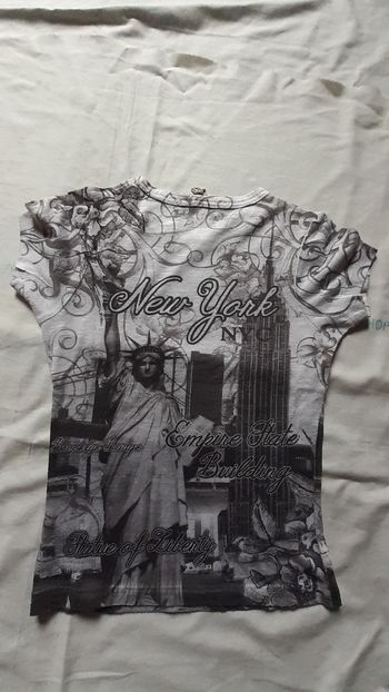 Tee-shirt blanc et gris avec strass motif New York