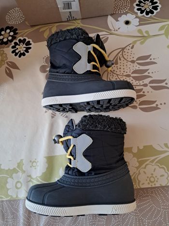 Une paire de ski pointure 26/27