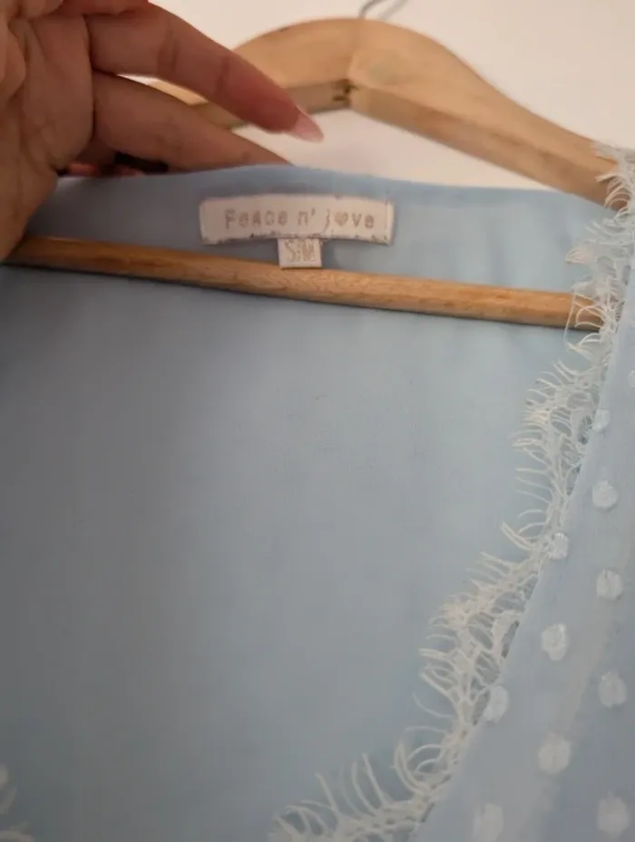 Blouse à manches longues bleu ciel dentelle plumetis Peace n'love taille 36 - photo numéro 8