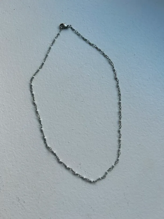 Collier ras-de-cou avec petites perles