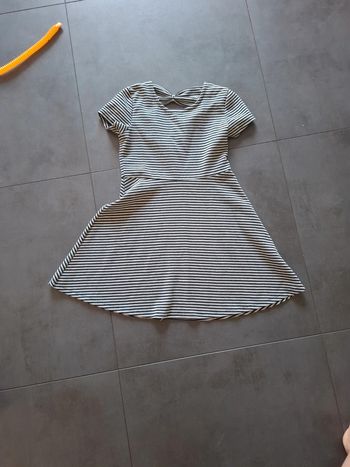 Jolie robe évasée noire et blanche 12 ans
