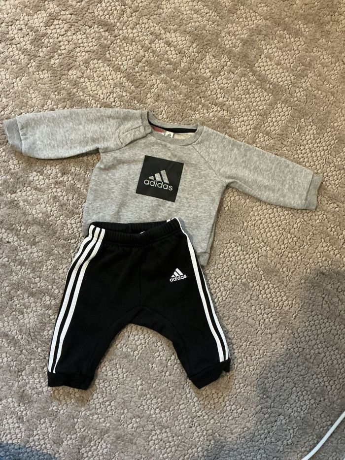 Survêtement adias 3/6 mois - photo numéro 2