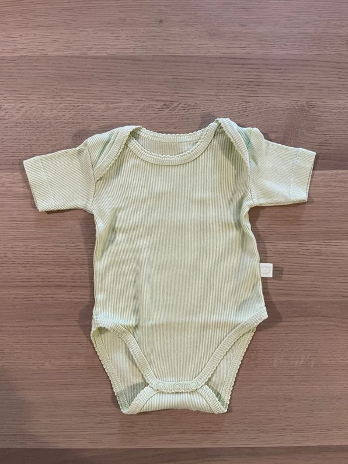 Bodie vert pâle manches courtes tex 3 mois