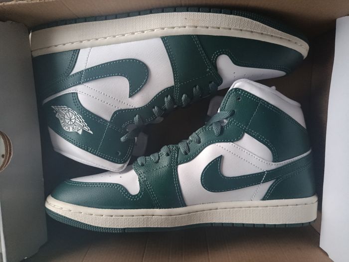 Air Jordan 1 MID Authentique 
Neuf - photo numéro 7