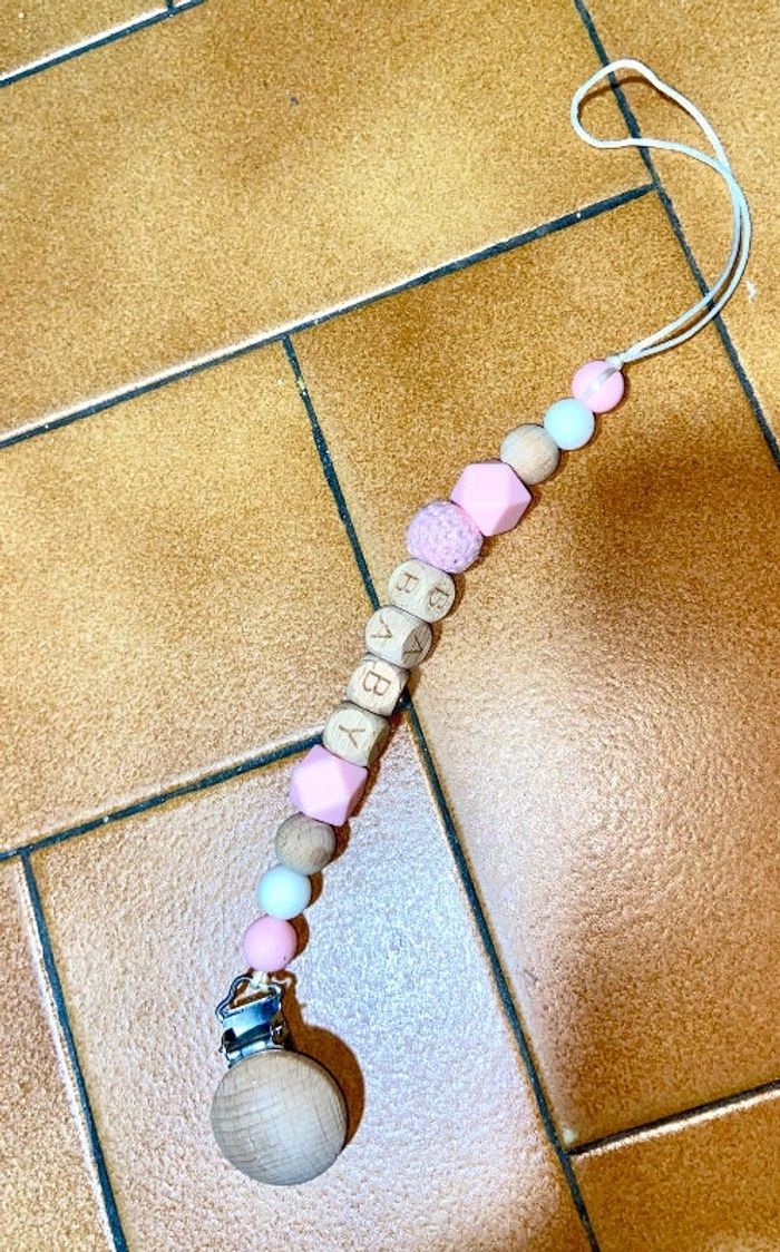 Porte tétine attache tétine bébé bois