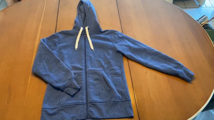 Veste à capuche bleue