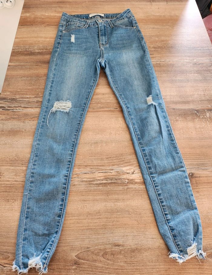 joli pantalon jean a trous slim skinny taille 36 Hello miss paris premium en excellent état
