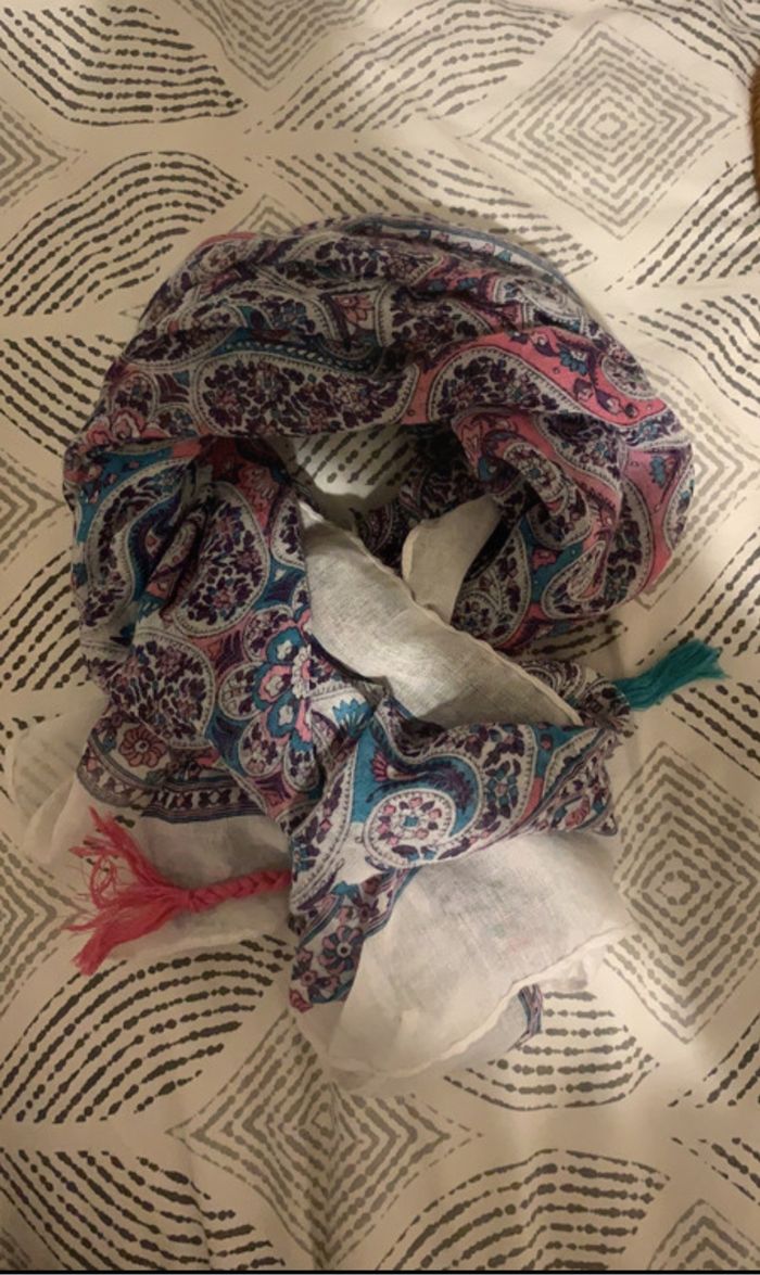 Foulard à motifs bleu, rose et violet
