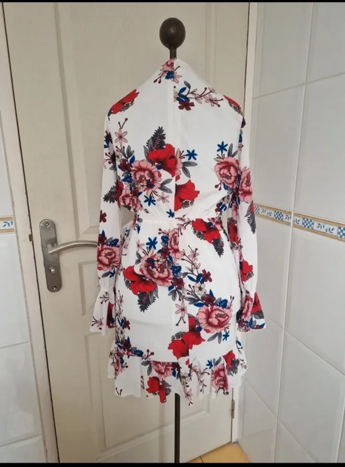 Neuf jolie robe blanche fleurie femme Parisian taille XS34 - photo numéro 5