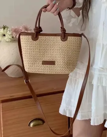 Petit sac d’été en paille beige & similicuir marron – bandoulière réglable