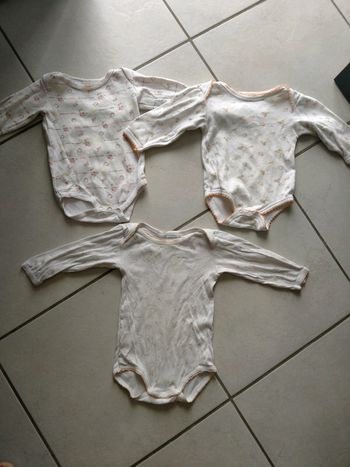 Lot de 3 bodys manches longues. Bébé 6 mois