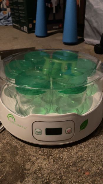 Vends yaourtière avec 7 pots en très bon état très peu servi