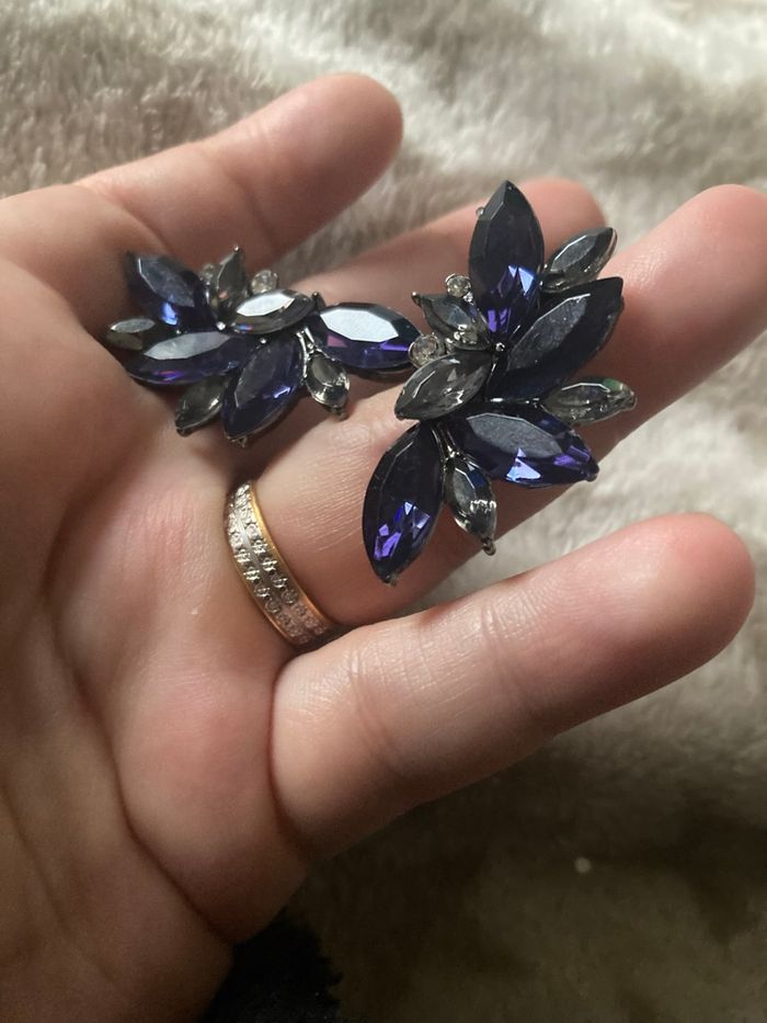 Boucles d’oreilles NEUVES pour femme forme pétales de fleurs couleur bleu foncé - photo numéro 4
