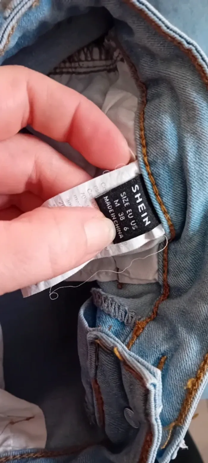 Très joli jean bleu clair shein taille 38 bas je jambes évasée et ouvert - photo numéro 3