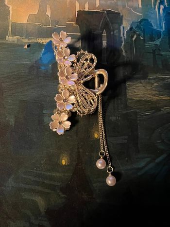 Pince à cheveux dorée couronne fleurie