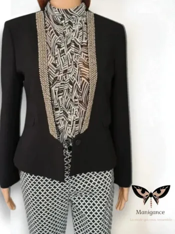Blazer noir Manigance ,coupe cintrée ,ouverte ,motifs bord métallique