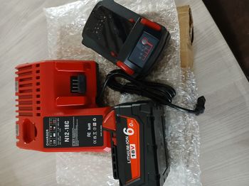 Lot un chargeur 3A adaptable pour batterie Milwaukee M18 M12 et 2 batteries 18V 6 Ah neuves
