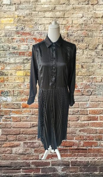Robe longue plissée satinee noire avec col chemise, exetera, taille 44