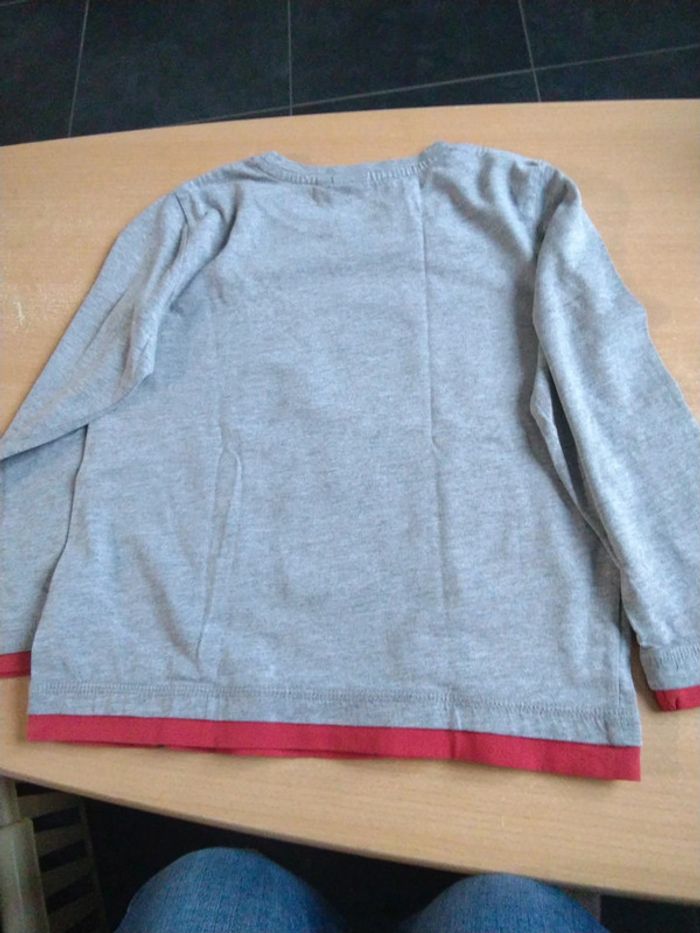 T shirt gris et rouge - photo numéro 2