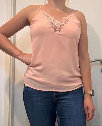 Top fluide rose pastel avec dentelle