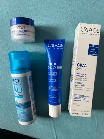 Uriage eau thermale âge absolu cica daily