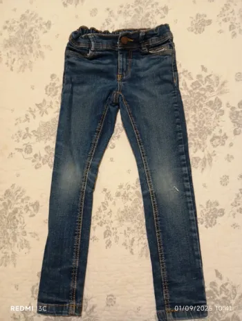 Jeans bleu marine.
