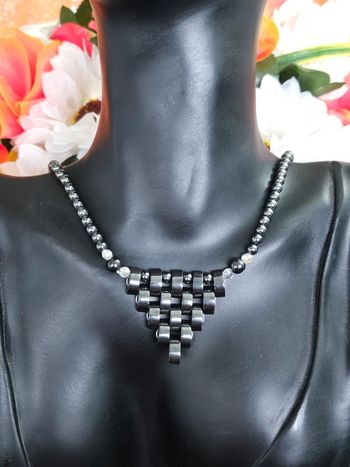 Collier avec ses pierres hematites