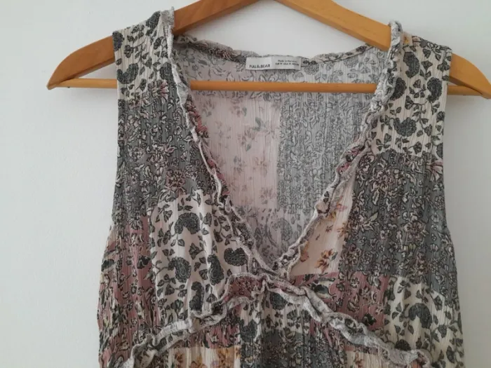 Robe longue sans manches et joli décolleté - photo numéro 2