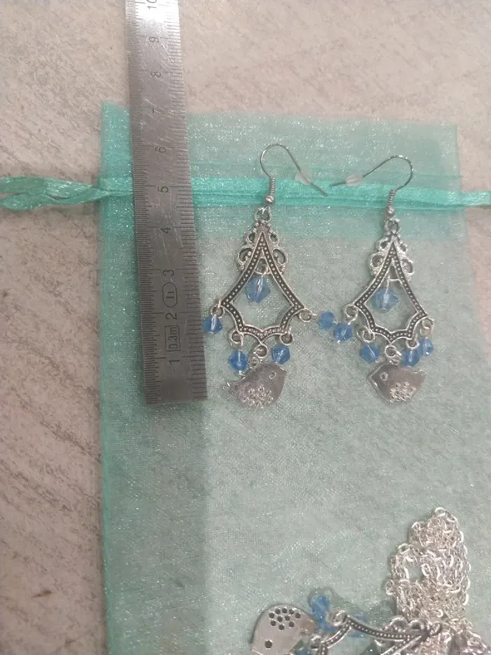 Boucle d'oreille et collier argenté et bleu - photo numéro 7