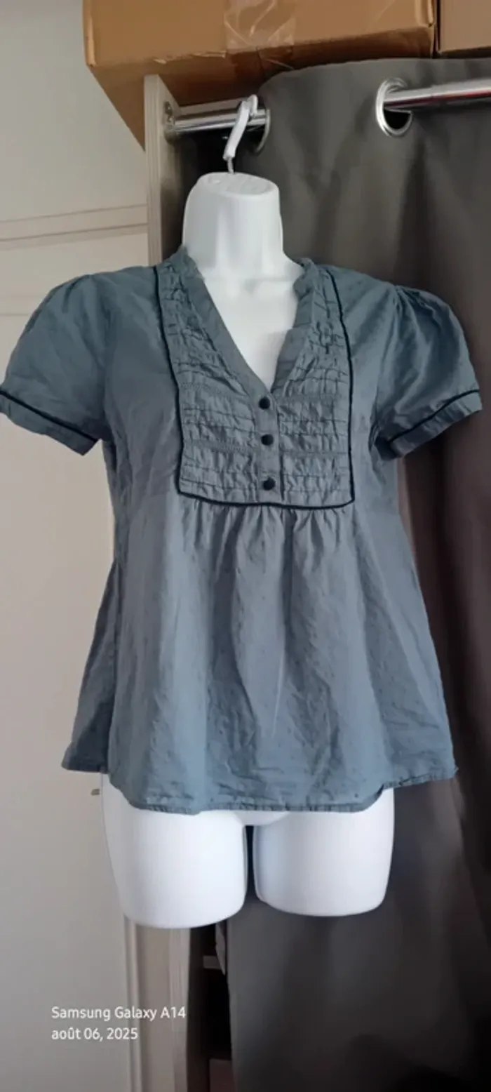 Blouse manches courtes col V avec boutons et broderies bleu femme 36 h&m - photo numéro 2