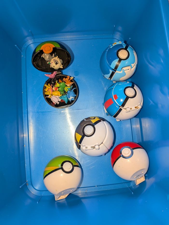 Lots pokeballs et figurines pokemon